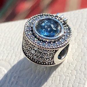 Pandora Sparkling blue crown O charm